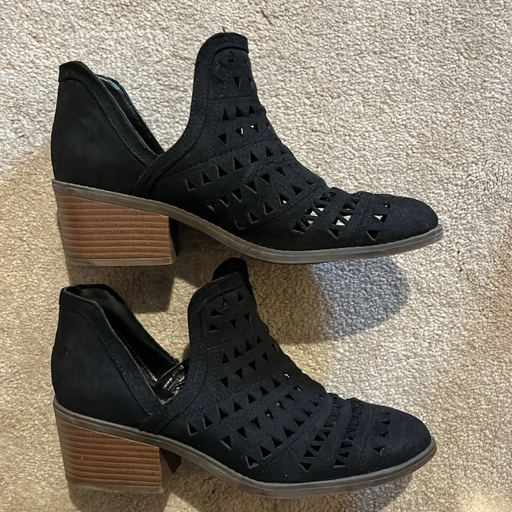 Black size 6 1/2 Fergalicious ankle boots - Picture 5 of 6